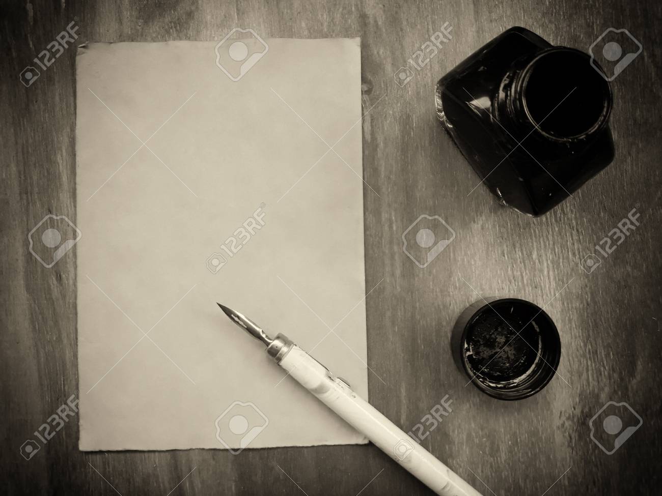 つけペンと着用の木製の背景 (上部またはフラット レイアウトから見る 