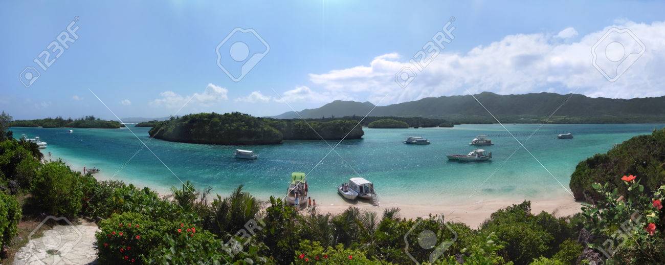 白い砂のビーチの Japan Famous で沖縄群島の石垣島川平のビーチのパノラマ 熱帯魚やその小物によって設定されますターコイズ密な植生の島 湾が属する国立公園 Iriomo の写真素材 画像素材 Image