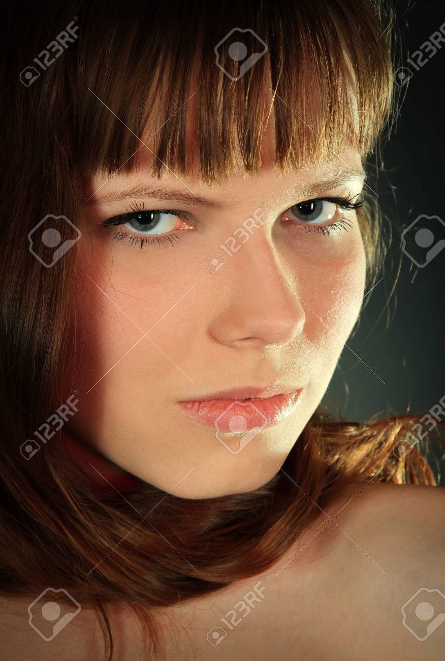 グラマー女性暗い顔の肖像画 の写真素材 画像素材 Image