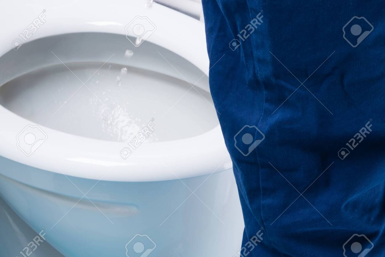 放尿　アップ 立っている間に男がトイレに放尿し、後ろからクローズアップビューの写真素材・画像素材 Image 119364491