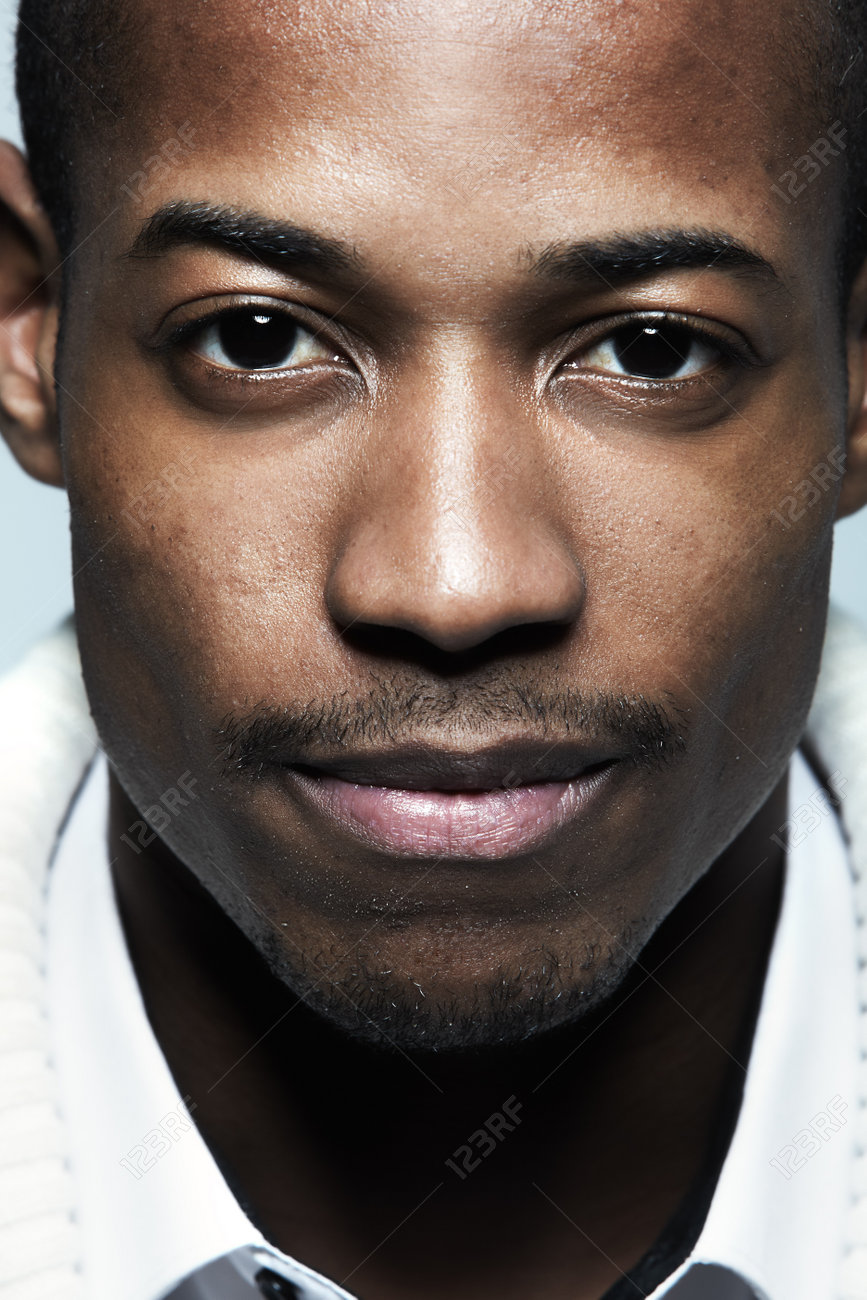 灰色の背景の上のアフリカ系アメリカ人の黒人男性の顔 の写真素材 画像素材 Image 灰色の背景の上のアフリカ系アメリカ人の黒人男性の顔 の写真素材 画像素材 Image