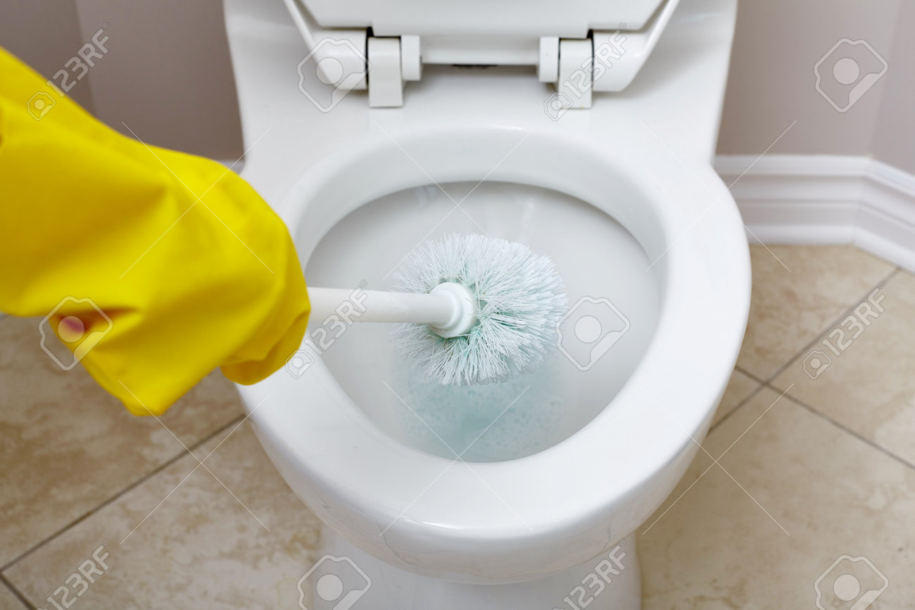 Badezimmer Reinigen, flush toilettenschüssel mit einem pinsel im badezimmer zu reinigen, Design ideen