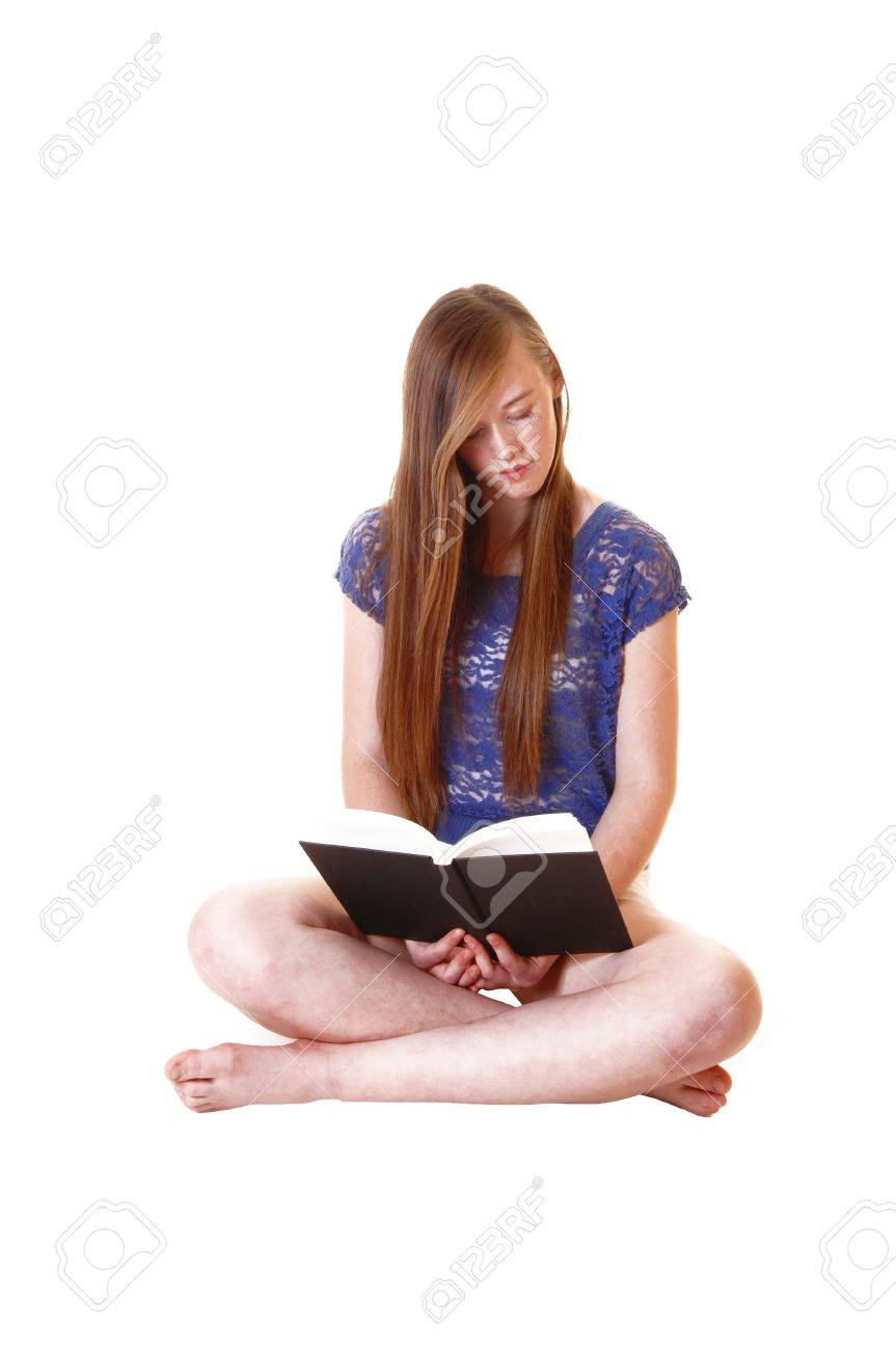 若い 10 代の少女の裸の足と本を読んでと転倒 フロント ホワイト彼女長いブルネットの髪は床に座って T シャツ の写真素材 画像素材 Image