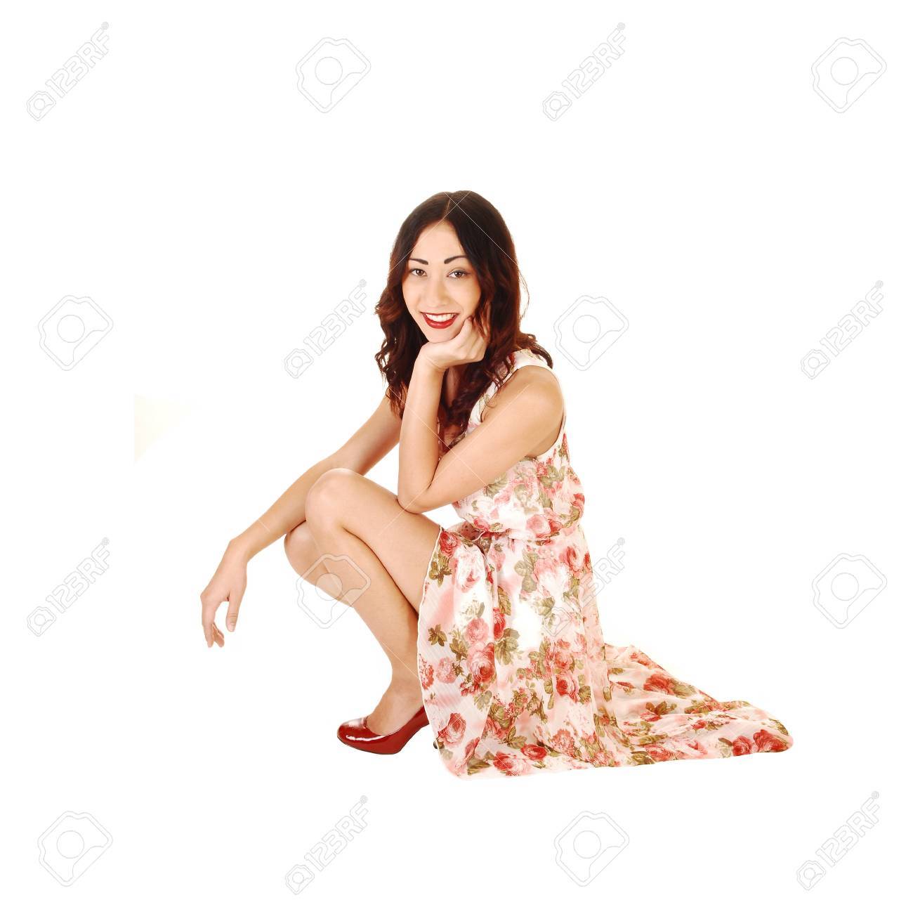 あおいれな しゃがみ 床、高ヒールと白い背景のための長いブルネットの髪の上にしゃがみイブニング ドレスで素敵な若い女性の写真素材・画像素材 Image 16250832