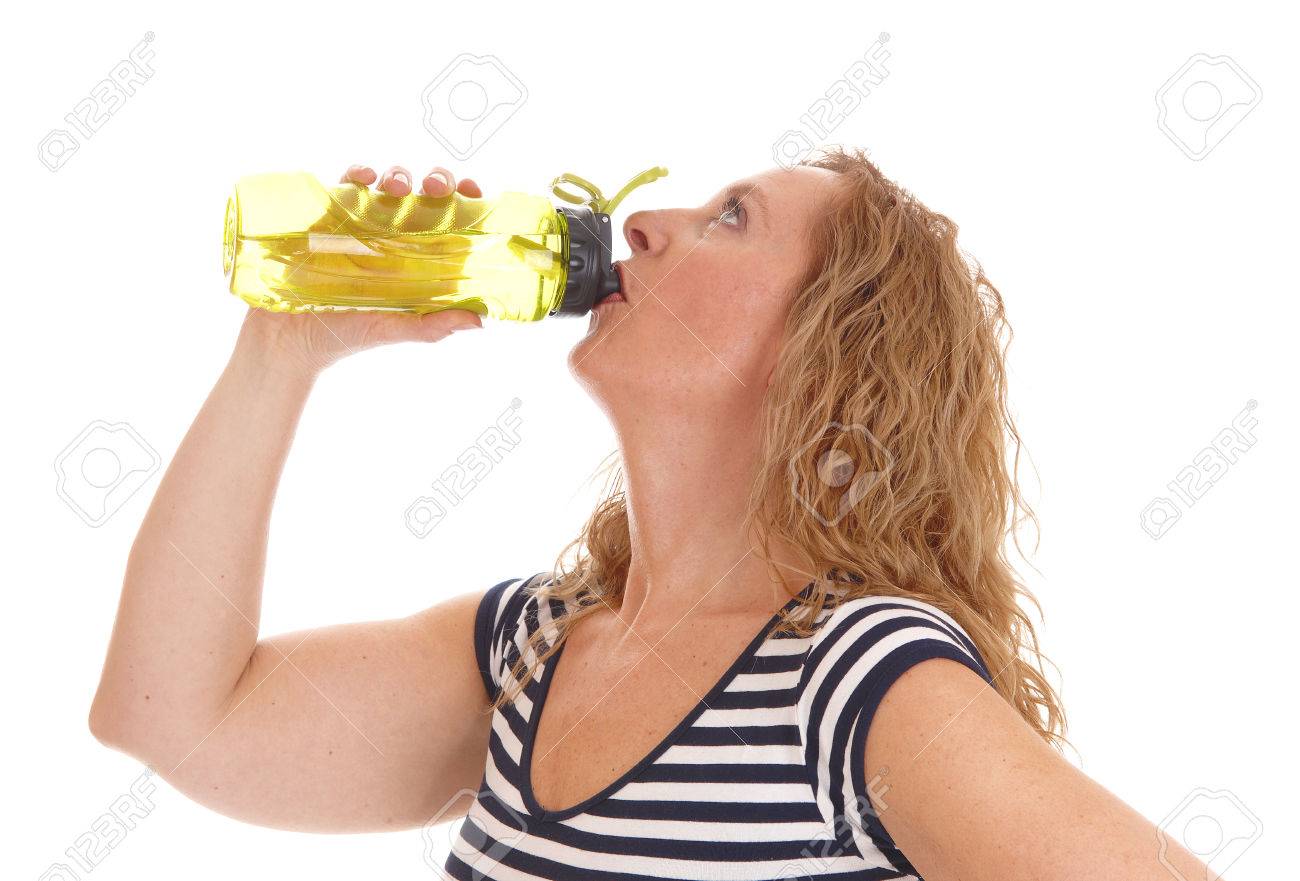 Une blonde et sa bouteille Une blonde et sa bouteille