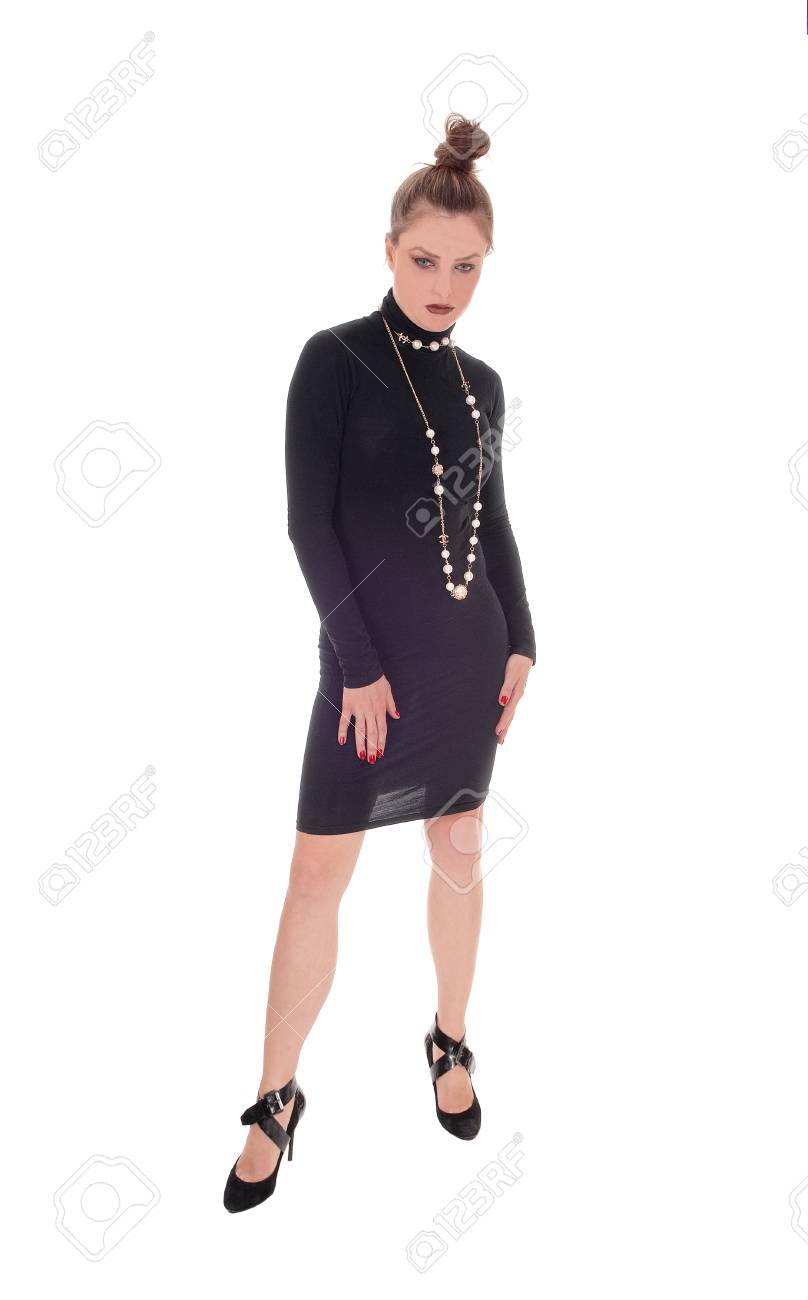 Una Hermosa Joven En Un Vestido Negro Y Un Collar De Pie Y Mirando Triste, Aislado Para Fondo Blanco. Fotos, Retratos, Imágenes Y Fotografía De Archivo Libres De Derecho. Image 82479557.
