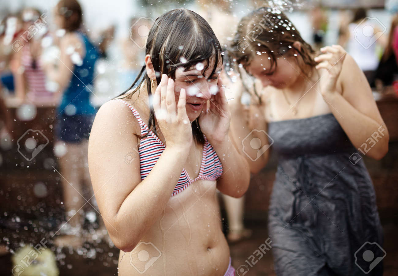 https://previews.123rf.com/images/kuzma/kuzma1107/kuzma110700039/10023668-ragazze-bagnate-coperto-da-corsi-d-acqua-foto-scattata-nella-citt%C3%A0-di-samara-in-russia-nel-corso-di.jpg