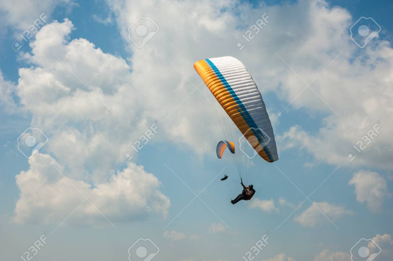 雲を背景に青空を飛ぶ2人のパラグライダー 晴れた日に空をパラグライダー の写真素材 画像素材 Image