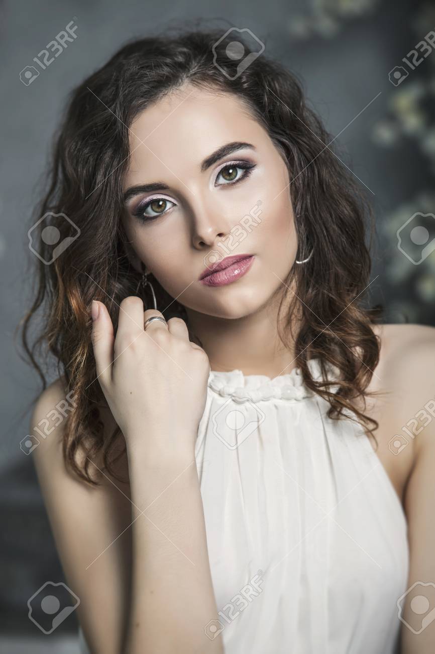 Portrait Einer Hubschen Frau Braut Mit Schonen Make Up Im Weissen Kleid Auf Grauem Hintergrund Lizenzfreie Fotos Bilder Und Stock Fotografie Image 55658085