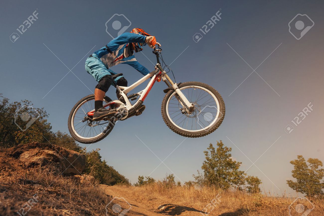 マウンテン バイク自転車ジャンプします ダウンヒル サイクリング 極端なスポーツ サイクリングします の写真素材 画像素材 Image