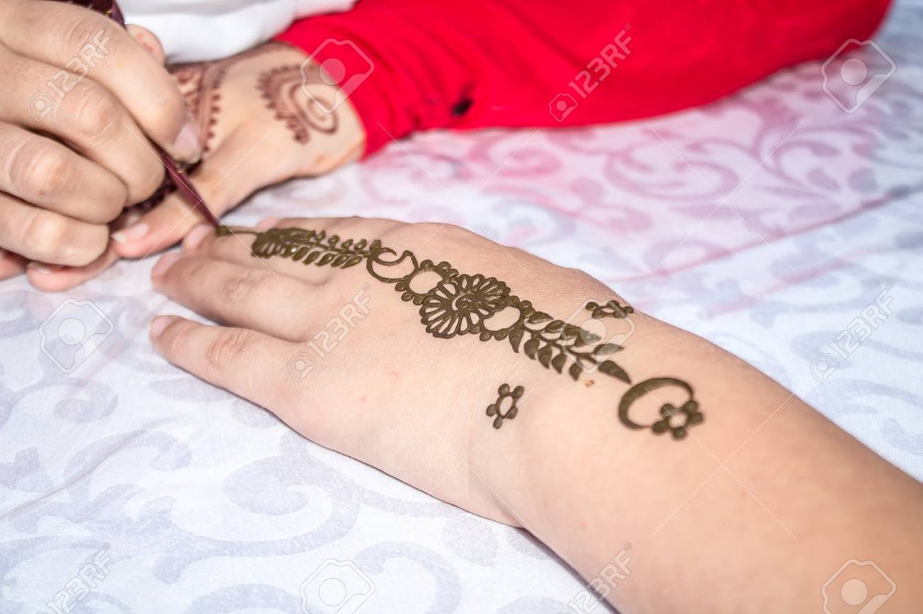 Dessin Dun Motif Sur Les Mains Du Henné
