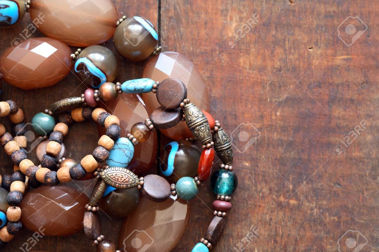 Joyería De Fantasía. Vintage Pulseras Y Collar Hembra En La Superficie De Madera Fotos, Retratos, Y Fotografía De Archivo Libres De Derecho. Image 12543593.