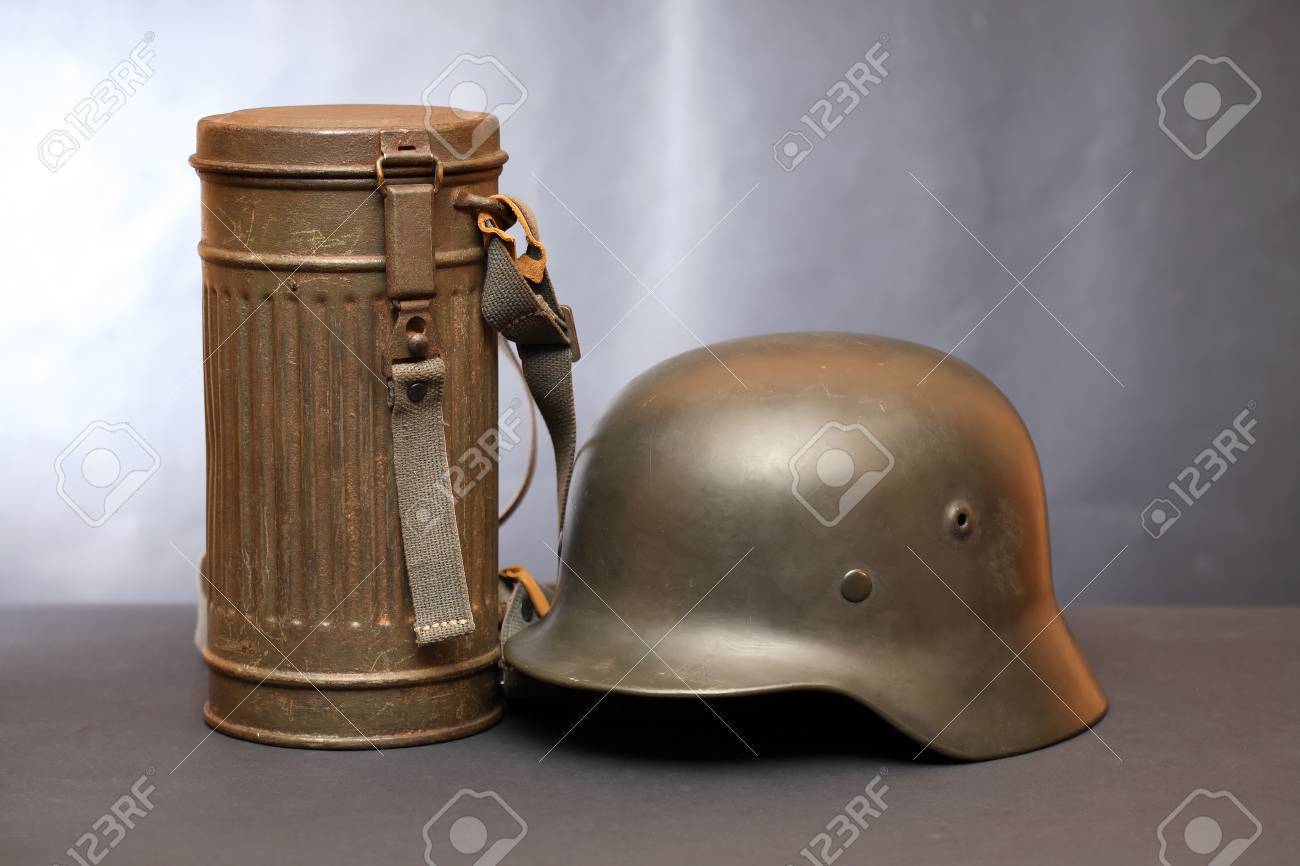 2 차 세계 대전 독일 군인 장비입니다. 헬멧 및 마스크 케이스 로열티 무료 사진, 그림, 이미지 그리고 스톡포토그래피. Image  47661454