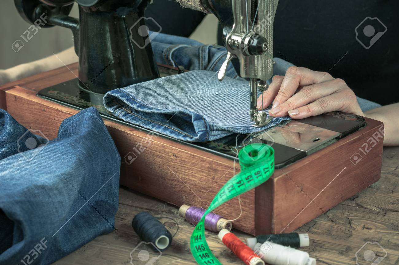 Machine à coudre du passé avec fil et ciseaux. Le concept de production à domicile et de réparation de vêtements. Machine à coudre du passé avec fil et ciseaux. Le concept de production à domicile et de réparation de vêtements.
