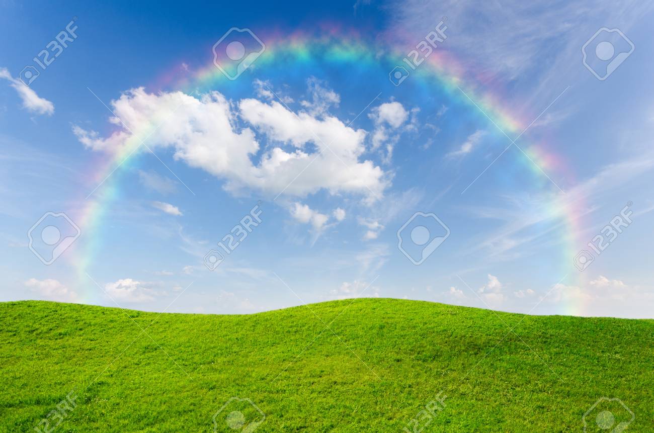 緑の草と青空と虹の背景として の写真素材 画像素材 Image