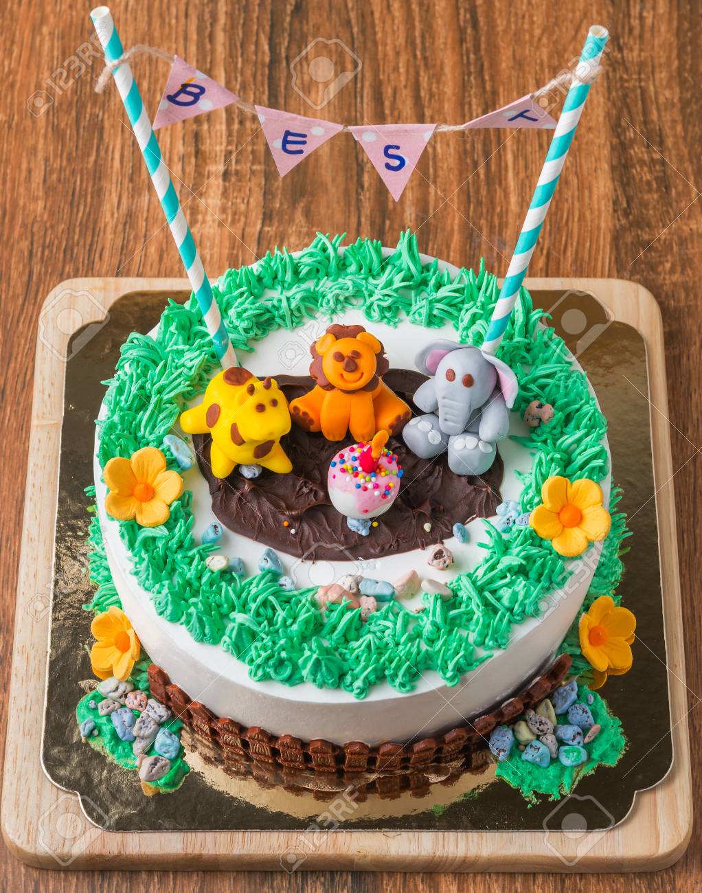 木材の背景上でかわいい動物と誕生日ケーキ の写真素材 画像素材 Image