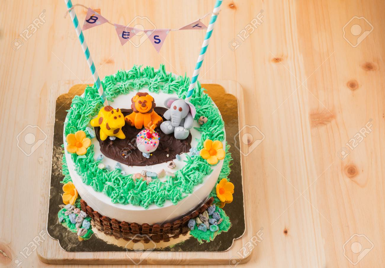 Gateau D Anniversaire Avec Un Animal Mignon Sur Fond De Bois Banque D Images Et Photos Libres De Droits Image