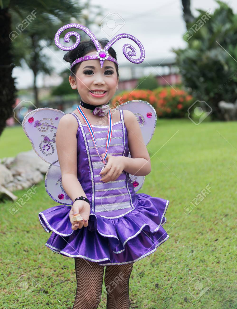 運動会のダンスのバイオレット バグ衣装でかわいいチアリーダー の写真素材 画像素材 Image