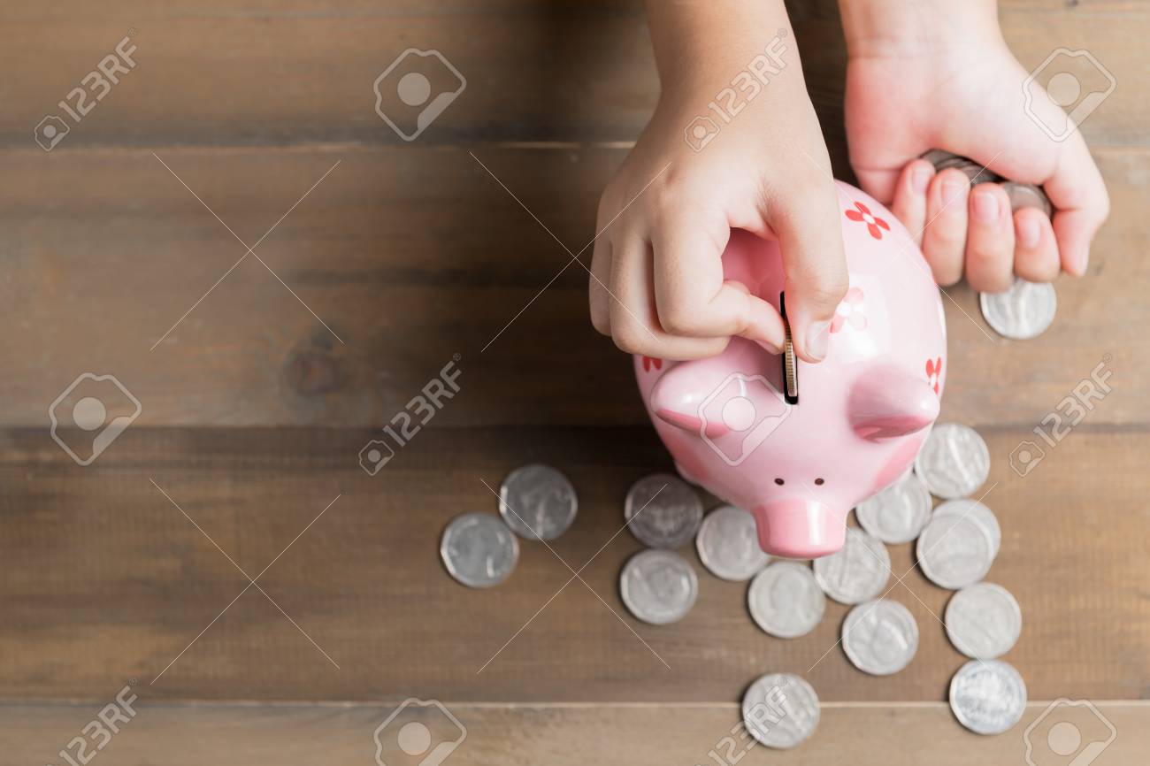 子供貯金箱ヴィンテージの木製の背景に テキスト入力のための将来の教育コンセプトとコピー領域のお金を節約するコインを入れてください の写真素材 画像素材 Image 子供貯金箱ヴィンテージの木製の背景に テキスト入力のための将来の教育コンセプトとコピー領域のお金を節約するコインを入れてください の写真素材 画像素材 Image