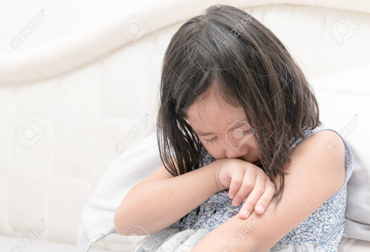 泣く少女 