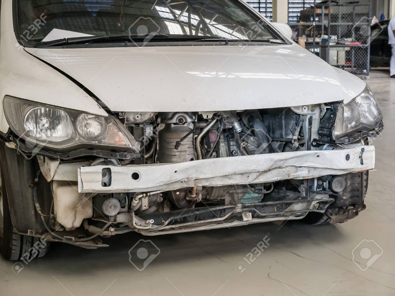 車の修理工場で修理を待っている破損した事故車 の写真素材 画像素材 Image 6512