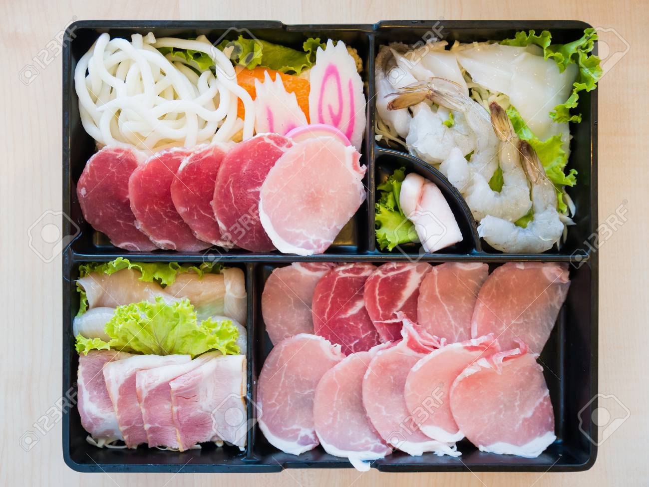 豚バラ肉スライス Sukoyaki しゃぶしゃぶまたは韓国語用のプレートにエビ 麺 イカのスライス焼き の写真素材 画像素材 Image