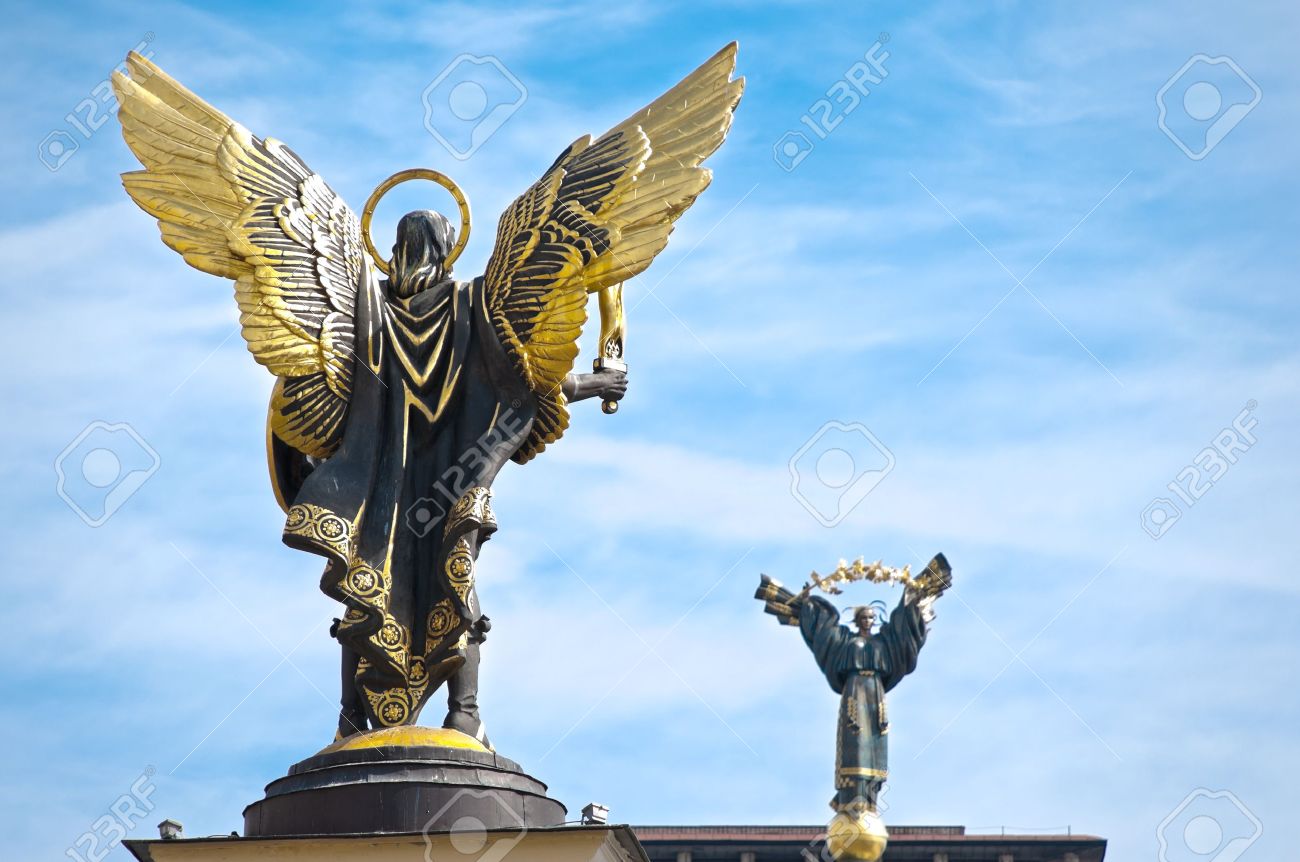 ukraina angel キエフの独立広場で大天使マイケルとウクライナ国のシンボル像の像の写真素材・画像素材 Image 8094696