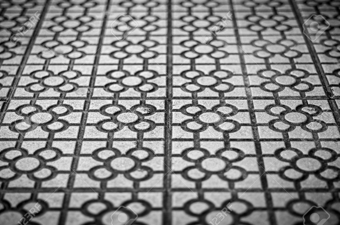 黒と白の幾何学的パターンと各 1 つのシンプルな花を持つ正方形のタイル 歩道のタイルで舗装されました 通りの装飾とデザイン 抽象的な背景と壁紙 の写真素材 画像素材 Image 黒と白の幾何学的パターンと各 1 つのシンプルな花を持つ正方形のタイル 歩道のタイルで舗装されました 通りの装飾とデザイン 抽象的な背景と壁紙 の写真素材 画像素材 Image