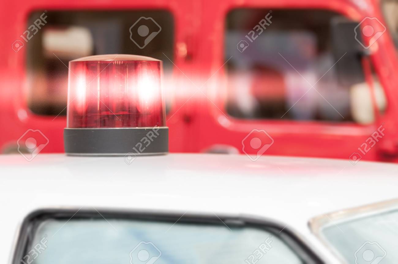 緊急車両の屋根の上の赤いサイレンの点滅の詳細 の写真素材 画像素材 Image 緊急車両の屋根の上の赤いサイレンの点滅の詳細 の写真素材 画像素材 Image