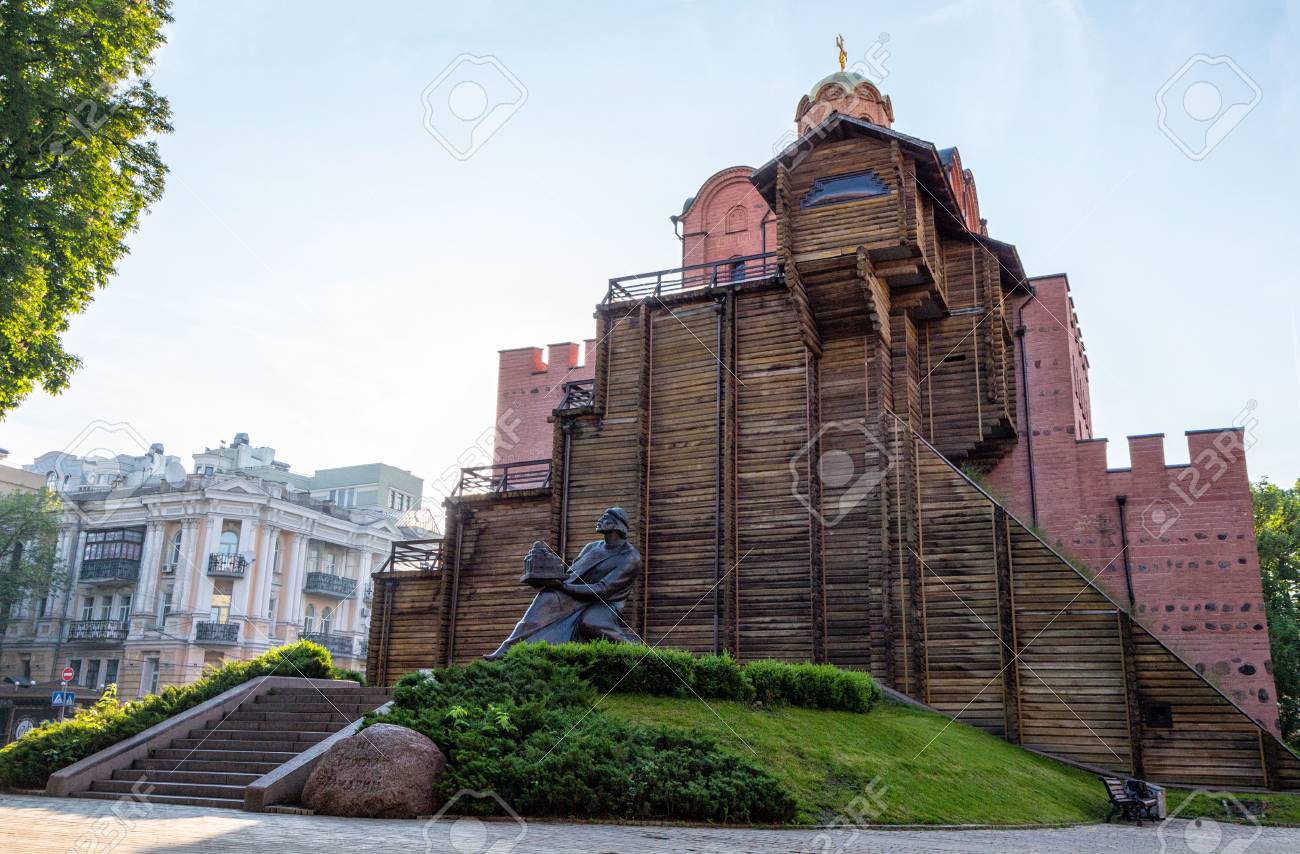 黄金の門 キエフ ヤロスラフの賢明な像 の写真素材 画像素材 Image