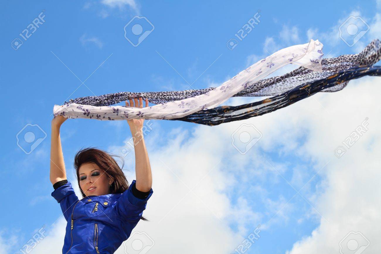 風になびくスカーフと魅力的な若い女性 の写真素材 画像素材 Image 風になびくスカーフと魅力的な若い女性 の写真素材 画像素材 Image