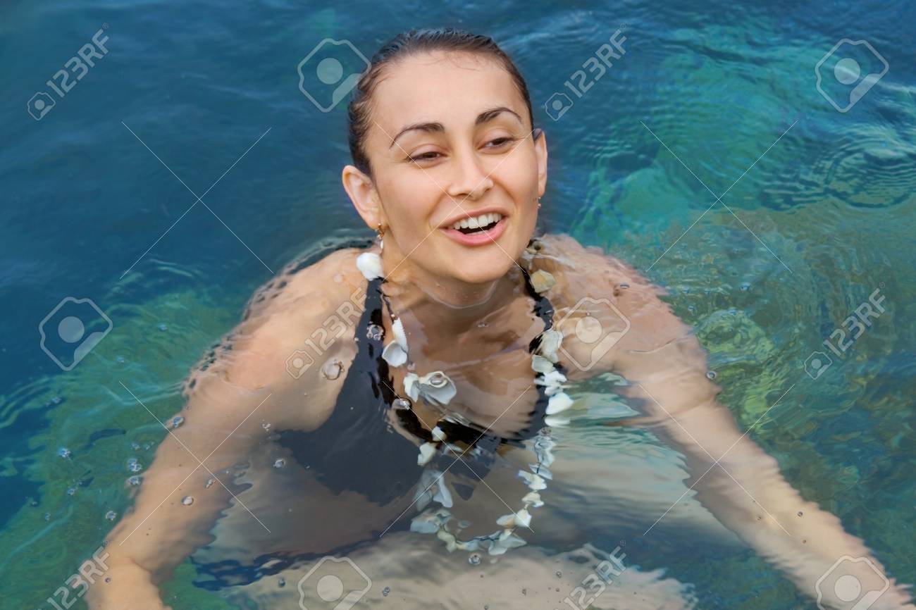 Junge Girls gehen zusammen baden Junge Girls gehen zusammen baden