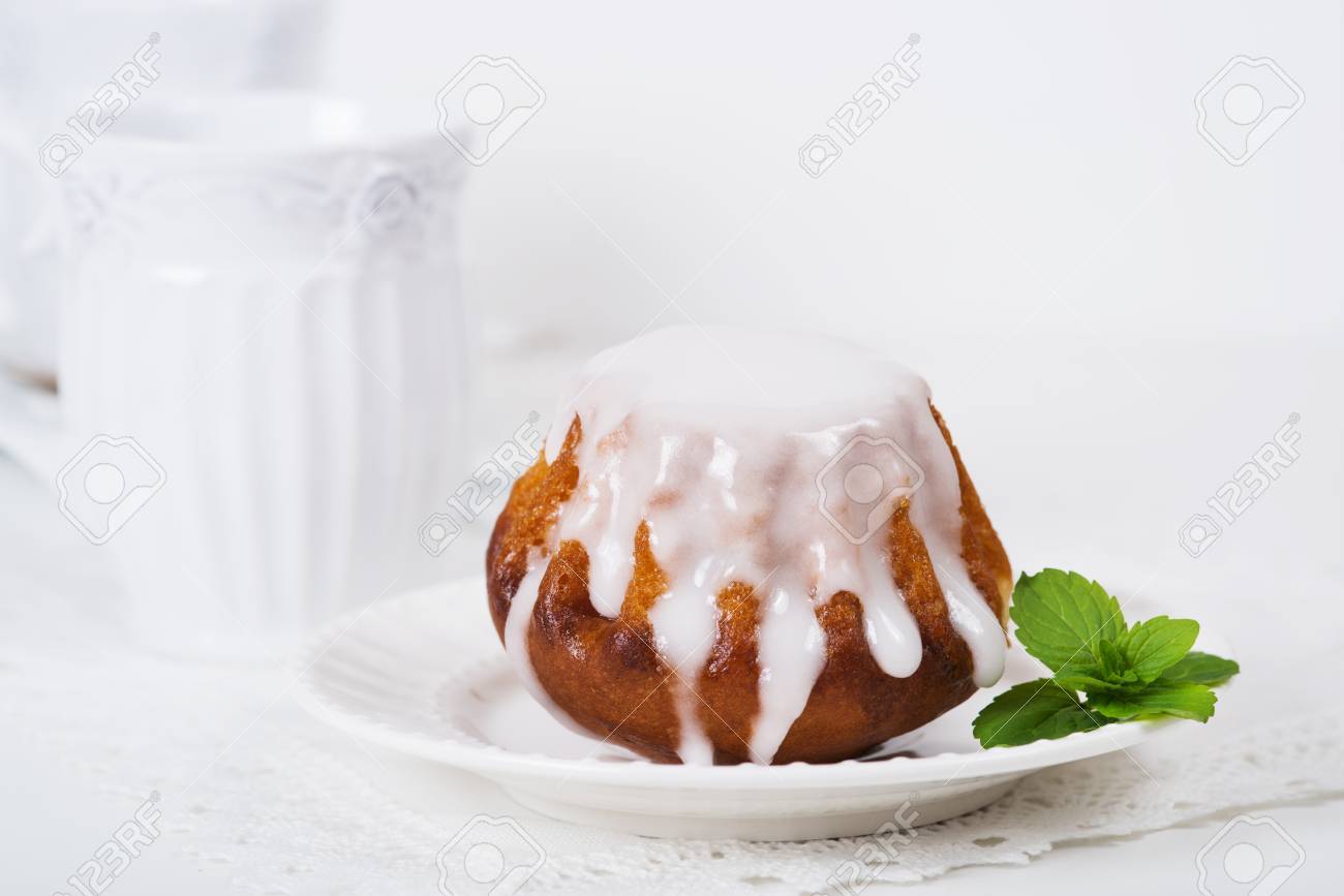 明るい背景上の板にババ ケーキ の写真素材 画像素材 Image 65516484