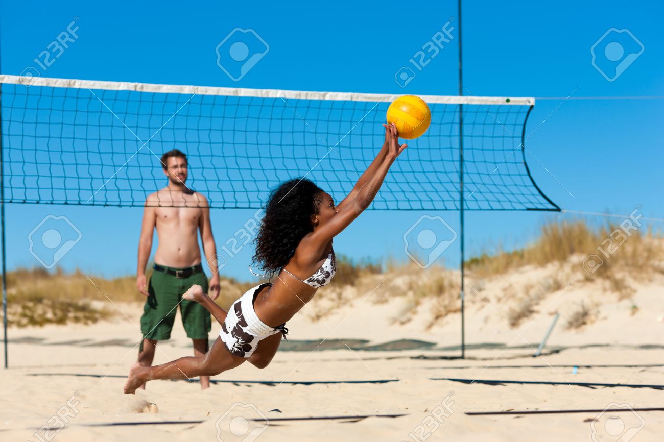 mujeres jugando al voley