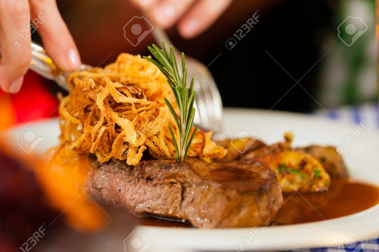 Quelqu Un Qui Mange Roti De B Uf Au Restaurant Bavarois Ou Pub Pour Le Dejeuner Ou Le Diner Banque D Images Et Photos Libres De Droits Image