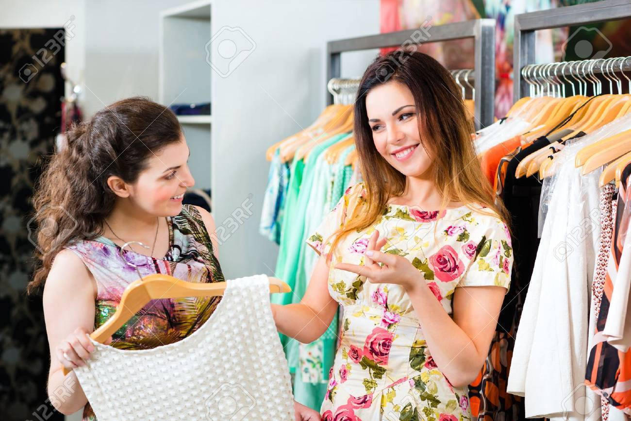 ファッション ブティックや店で買い物しながら楽しい 2 つの女性の友人 の写真素材 画像素材 Image