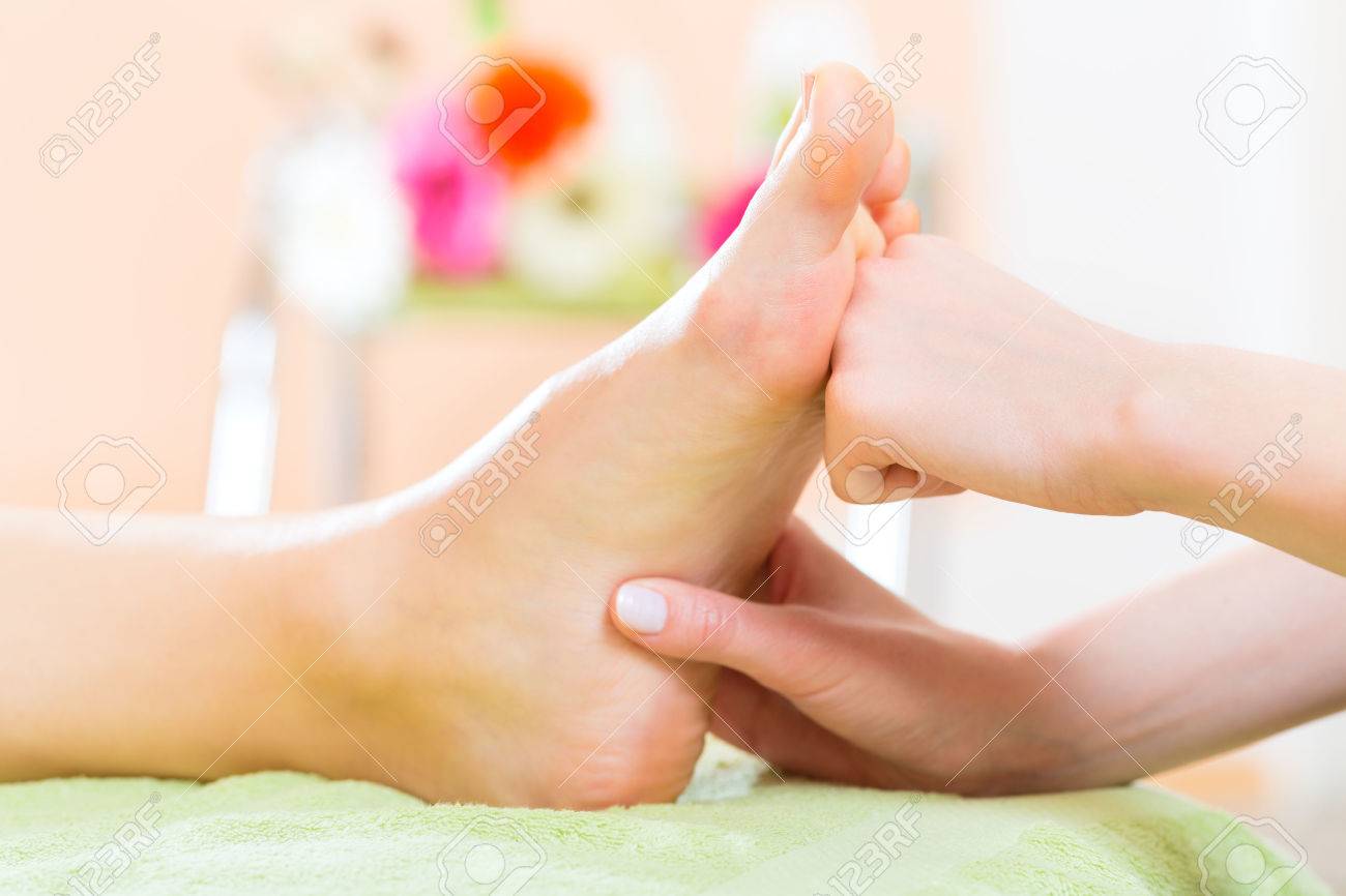 美容師でペディキュアを受けるネイルサロンの女性 彼女は足裏マッサージになって の写真素材 画像素材 Image