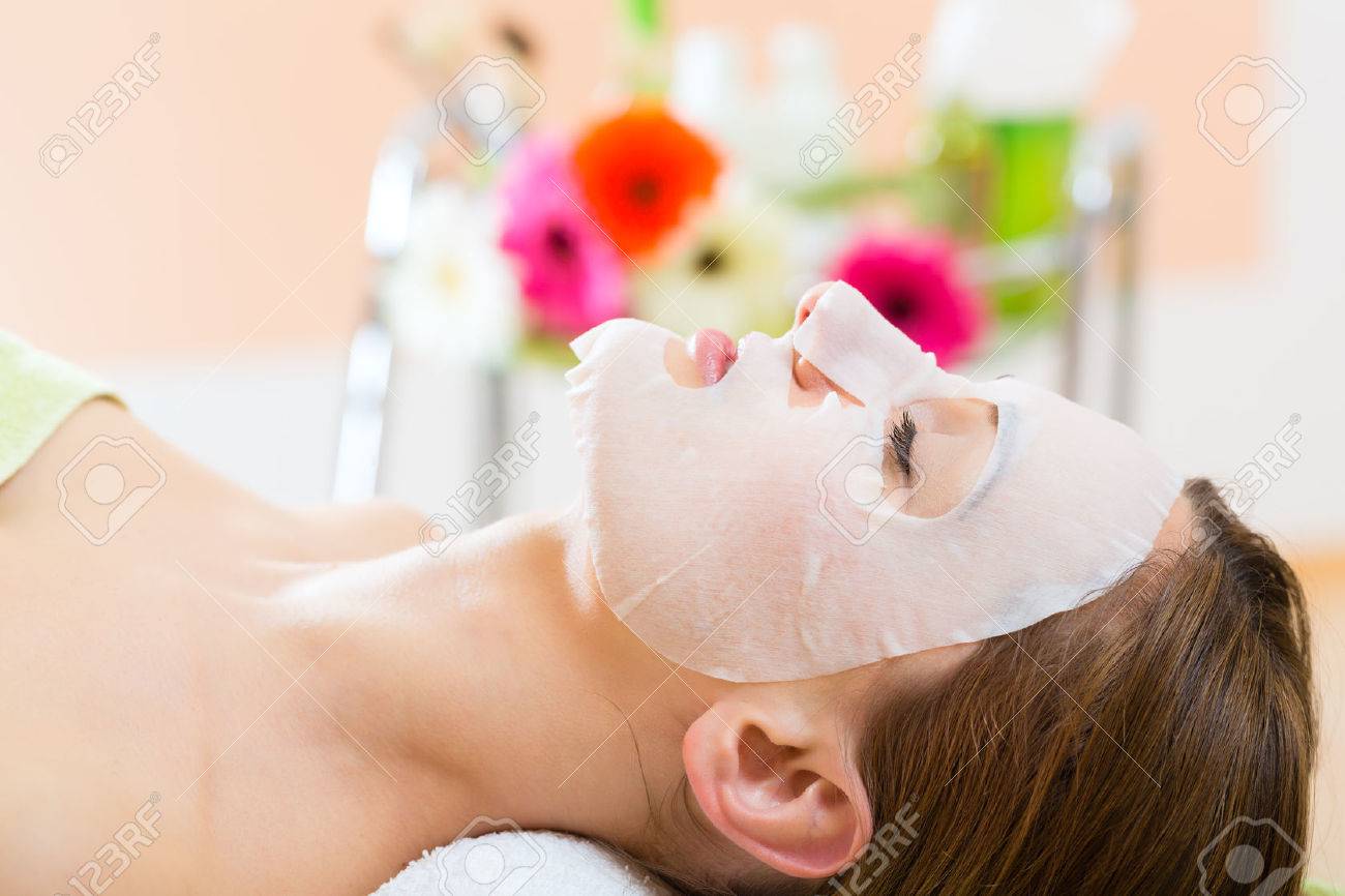 Wellness - woman receiving facial mask in spa for clean skin - 25774809 Wellness - woman receiving facial mask in spa for clean skin - 25774809
