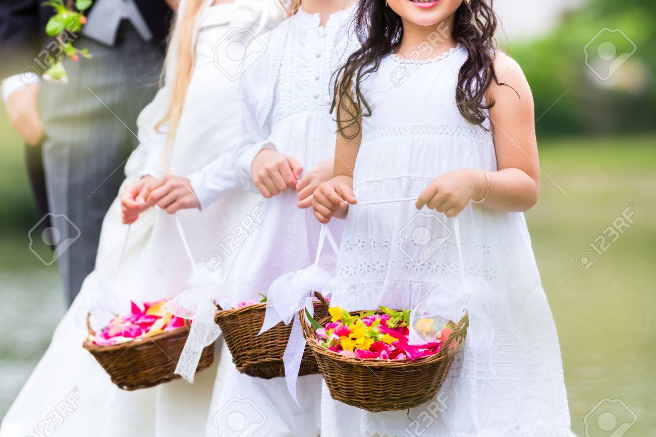 結婚式のカップル花の子供たちや白いドレスと花のバスケットで花嫁介添人と新郎新婦 の写真素材 画像素材 Image 結婚式のカップル花の子供たちや白いドレスと花のバスケットで花嫁介添人と新郎新婦 の写真素材 画像素材 Image