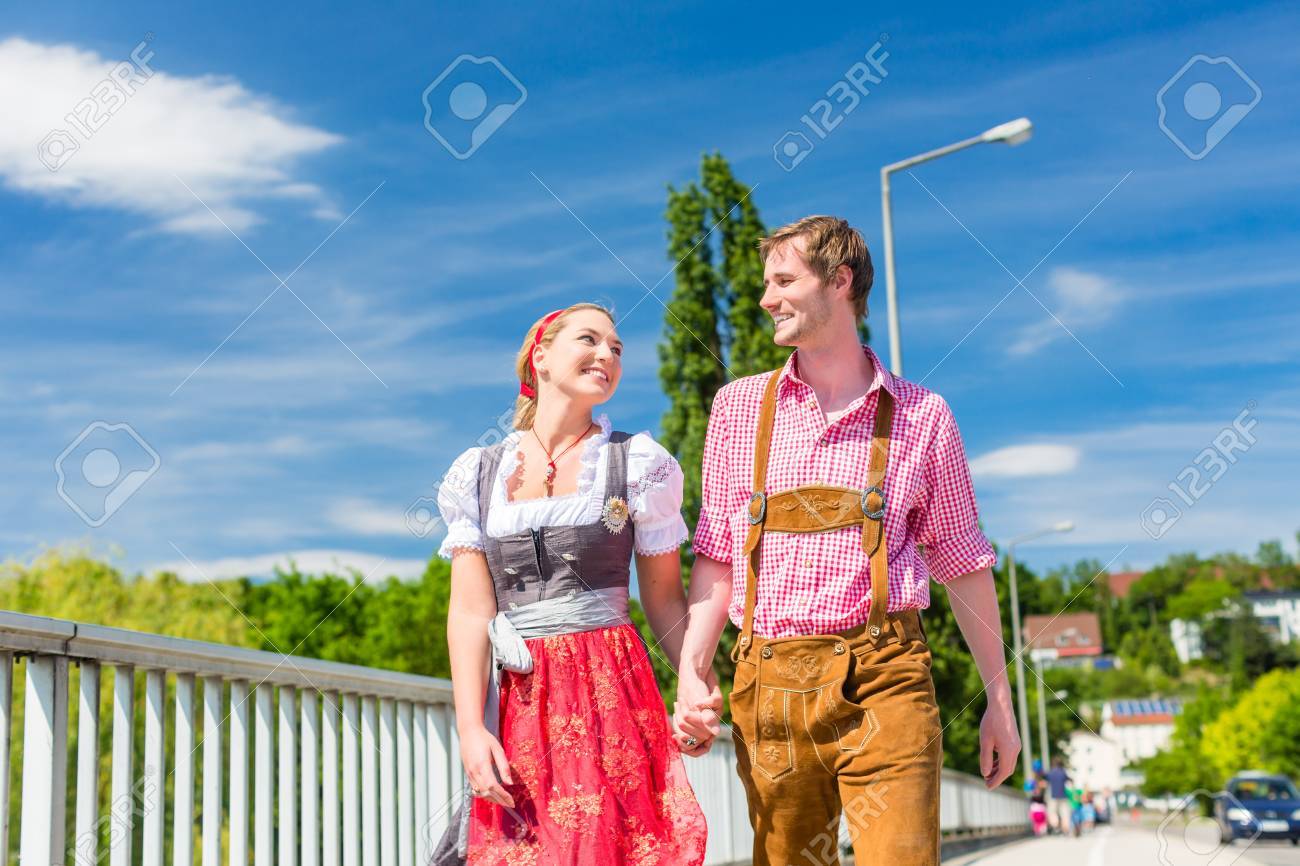 民族衣装革パンツやギャザー スカートでバイエルン フェアを一緒に訪れるカップル の写真素材 画像素材 Image