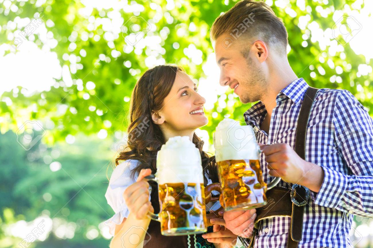 木の影でビールを飲んで Tracht でドイツ人のカップル の写真素材 画像素材 Image
