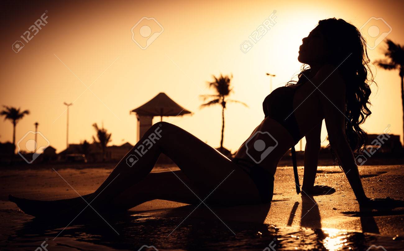 女性や 夕日の逆光気味の写真のビーチで横になっている少女 の写真素材 画像素材 Image 女性や 夕日の逆光気味の写真のビーチで横になっている少女 の写真素材 画像素材 Image