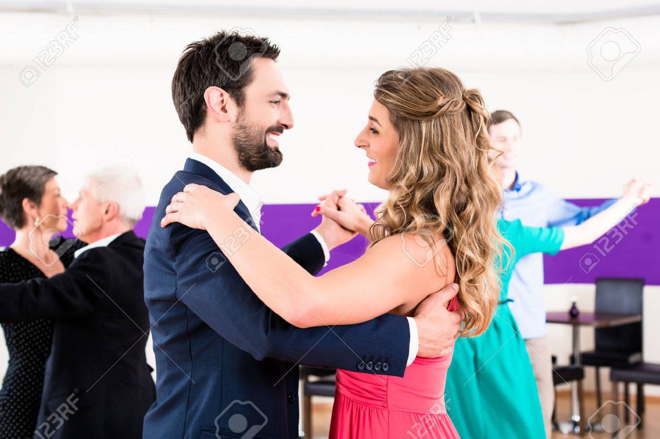 若者とシニアのカップル ダンスのレッスンを取得 の写真素材 画像素材 Image 若者とシニアのカップル ダンスのレッスンを取得 の写真素材 画像素材 Image