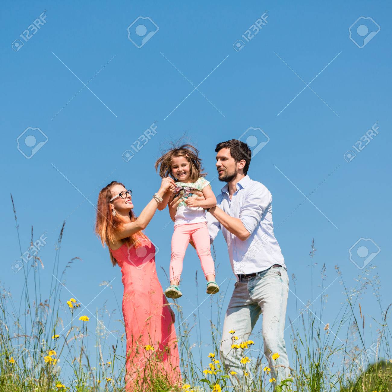 Immagini Stock Famiglia Di Madre Padre E Figlio Sul Prato Il Papa Che Trasportano La Figlia Image