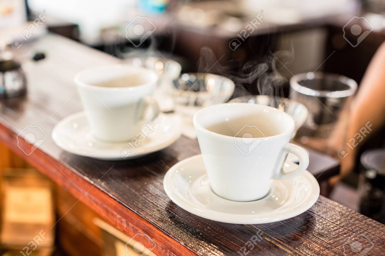 点滴バーのコーヒー ショップのコーヒーのカップ の写真素材 画像素材 Image