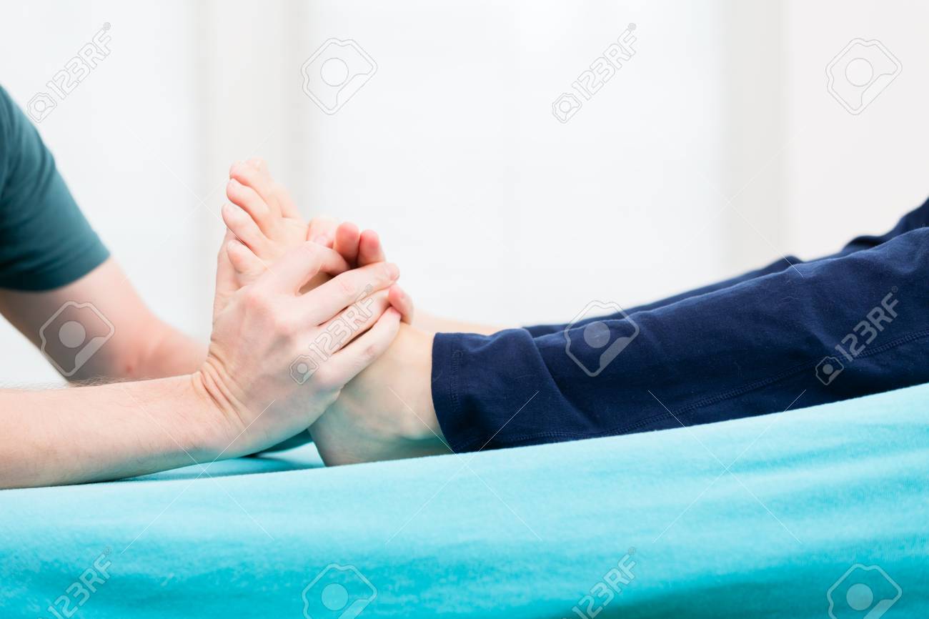 피트 리플 렉솔 로지 마사지를하는 물리 치료사 로열티 무료 사진, 그림, 이미지 그리고 스톡포토그래피. Image 94525953