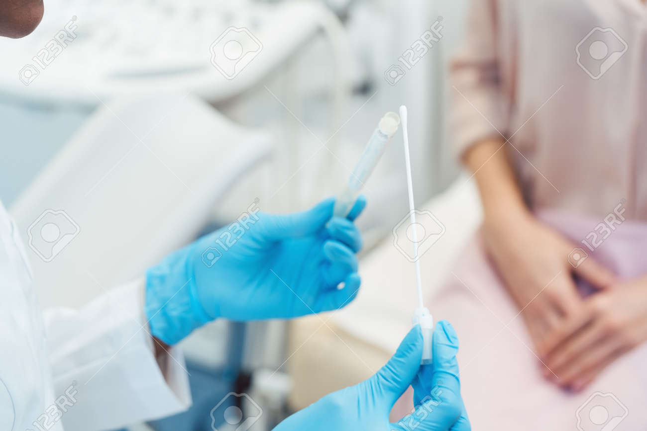 Gynécologue Testant Un Écouvillon Vaginal Pour Les MST, Gros Plan Banque  D'Images et Photos Libres De Droits. Image 157722840