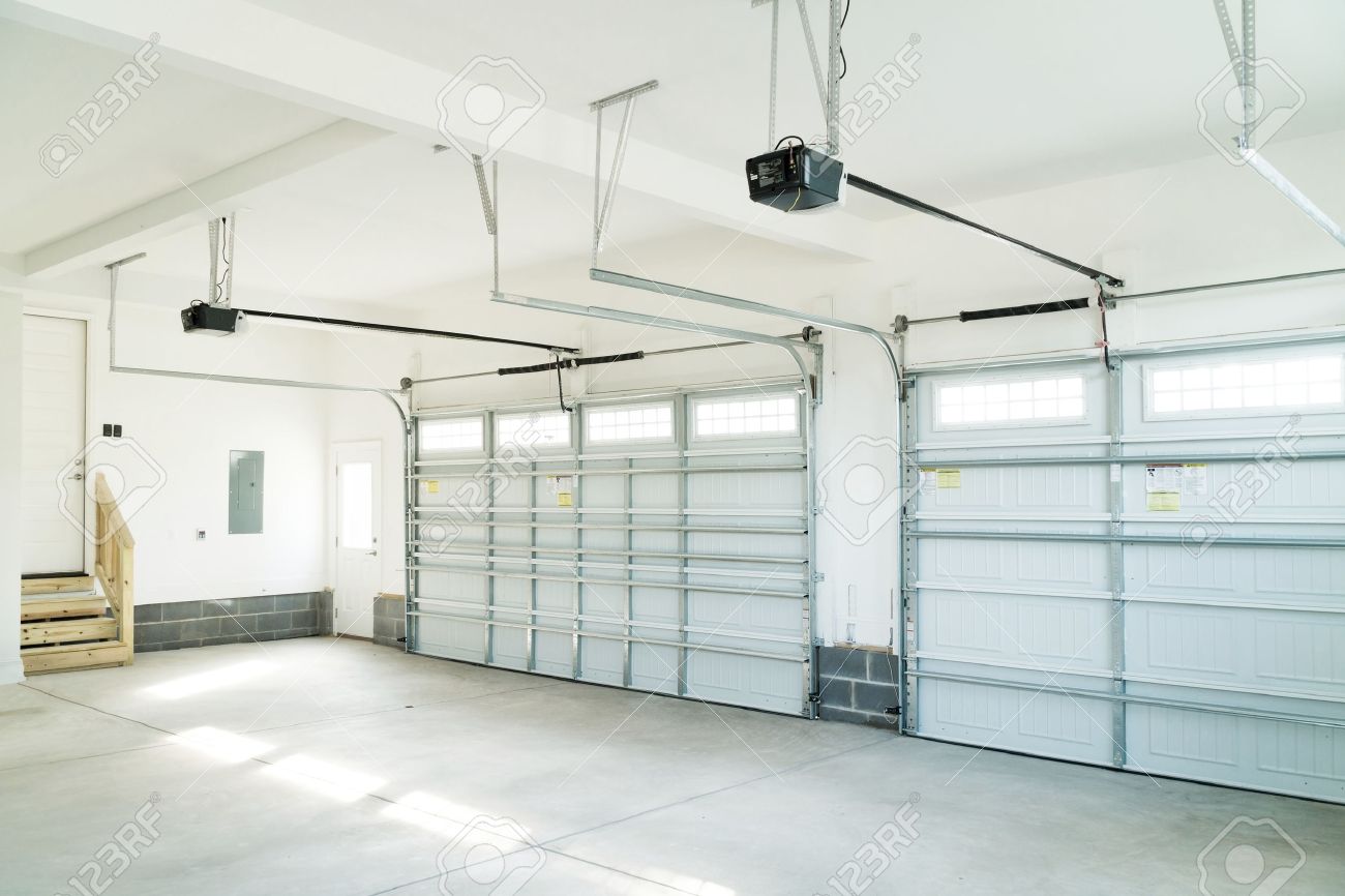 Large Three Car Garage Interior Stock Photo, Picture and Royalty Free  Image. Image 68969564., image size:1300x866