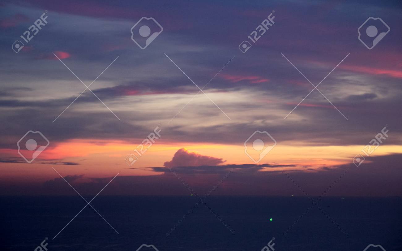 海の上のピンクの夕日 の写真素材 画像素材 Image 海の上のピンクの夕日 の写真素材 画像素材 Image
