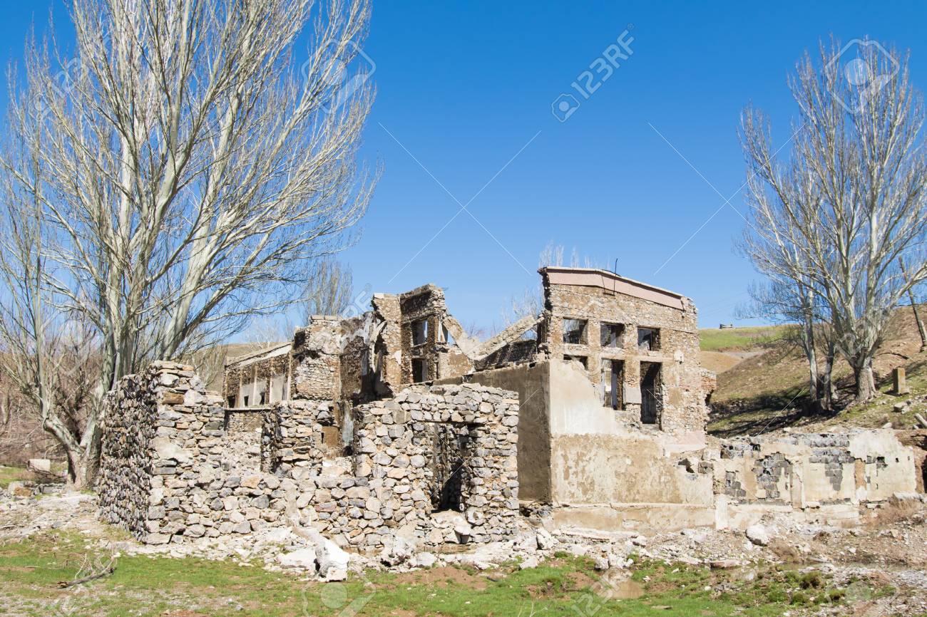 Verlassenes Stein Beschadigtes Altes Haus In Einer Bergigen Gegend
